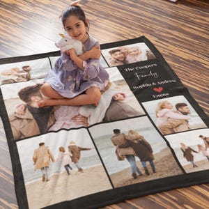 Op de afbeelding: Een zwart-wit fotocollage deken met een gezin van vier. De deken heeft een zwarte achtergrond met witte randen rond elke foto. De tekst "The Coopers Family" is geschreven in wit cursief schrift. Onder de tekst staat "Sophia & Andrew" in wit schrift. Daaronder staat "Emma" in wit schrift met een rood hart symbool.
