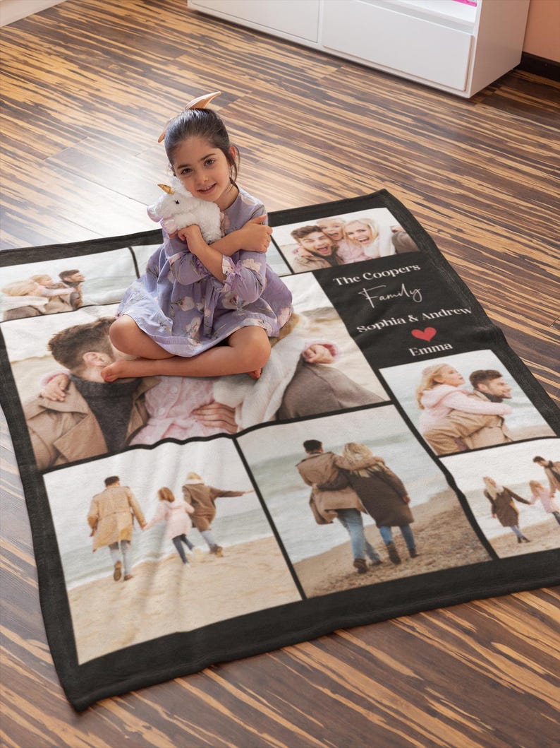 Op de afbeelding: Een zwart-wit fotocollage deken met een gezin van vier. De deken heeft een zwarte achtergrond met witte randen rond elke foto. De tekst "The Coopers Family" is geschreven in wit cursief schrift. Onder de tekst staat "Sophia & Andrew" in wit schrift. Daaronder staat "Emma" in wit schrift met een rood hart symbool.