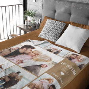 Op de afbeelding: Een bruine en beige fotocollage deken met een familie fotomontage. De deken heeft de tekst "Smiths Family Since 2010" in een bruin lettertype met een hart symbool.
