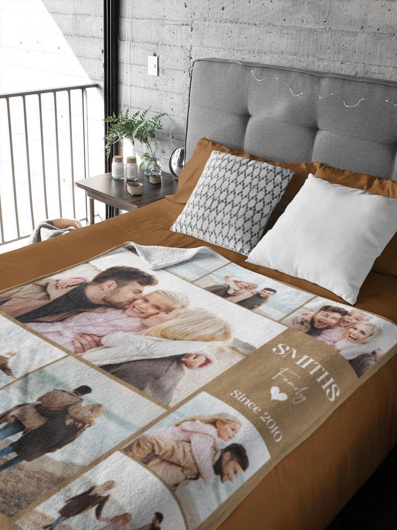 Op de afbeelding: Een bruine en beige fotocollage deken met een familie fotomontage. De deken heeft de tekst "Smiths Family Since 2010" in een bruin lettertype met een hart symbool.