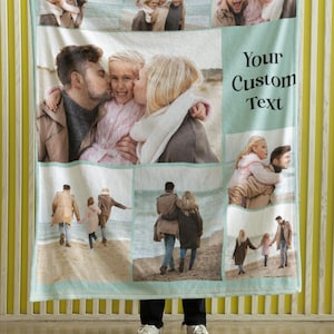 Op de afbeelding: Een lichtblauwe fleece deken met een collage van familiefoto's. De foto's tonen een gezin van vier op het strand, een stel dat een kind vasthoudt en een groep mensen die lachen. De tekst "Your Custom Text" is op de deken gedrukt.