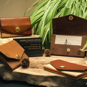 étui pour cartes de visite en bois et cuir upcyclé, présentoir à cartes de visite