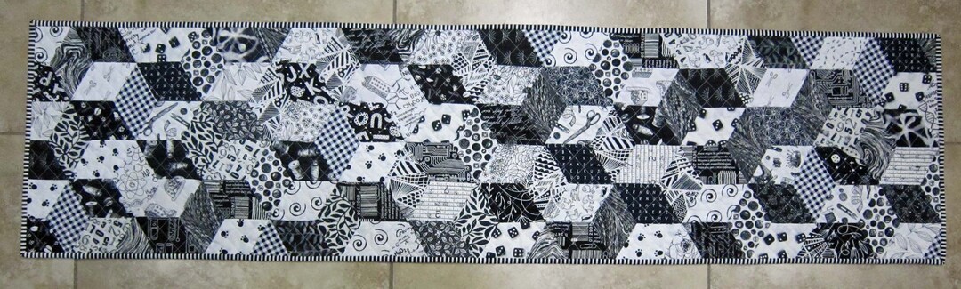 TUMBLING BLOCKS Table Runner Door Quilt Dozens of Black and White ...