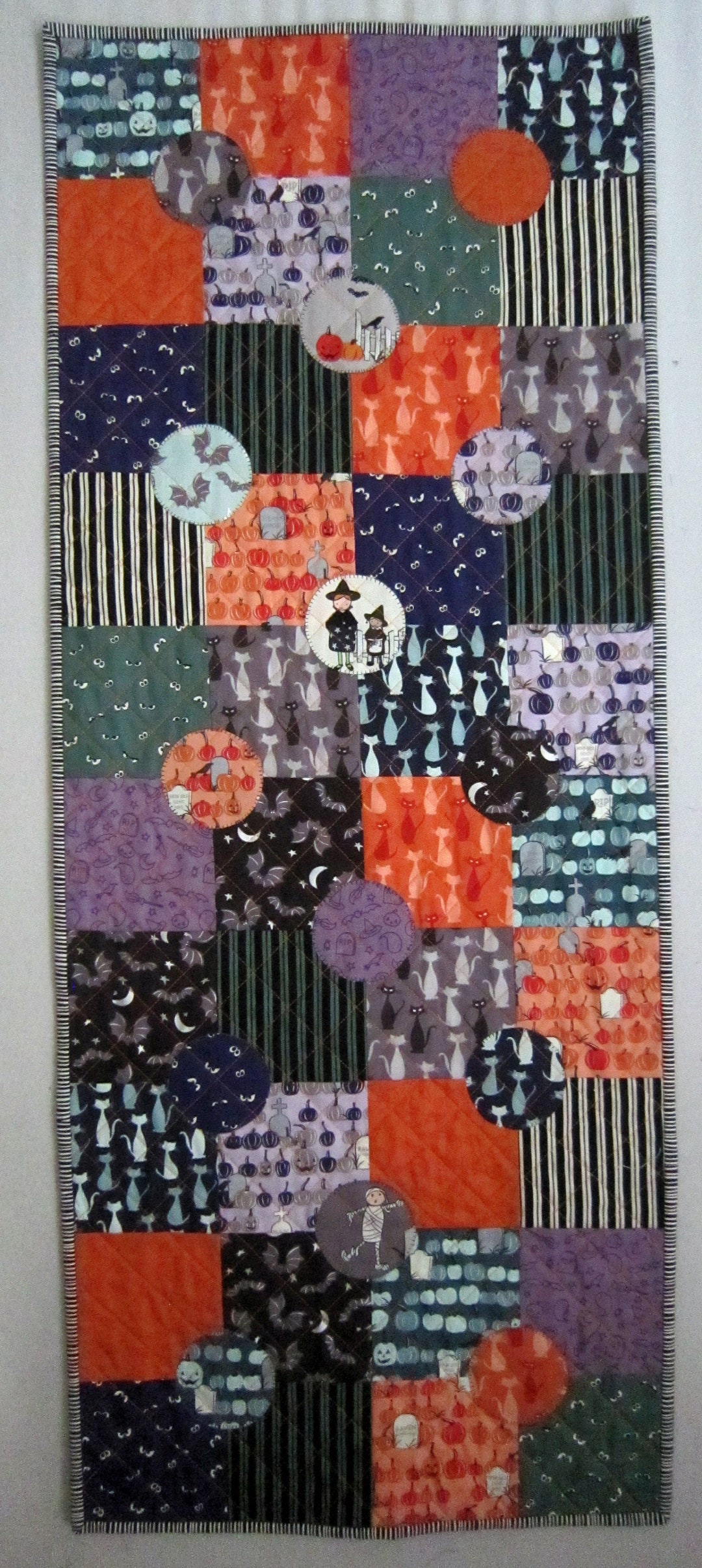 SPOOKY HOLLOW Halloween Table Runner Wall Hanging from Quilts - Etsy.de