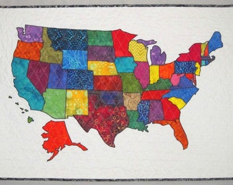 Puede incluir: Una colcha de retazos colorida que representa los Estados Unidos de América. Cada estado está representado por un patrón de tela y un color diferentes.