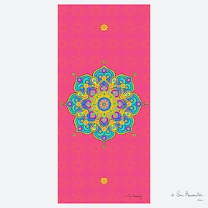 Könnte beinhalten: Eine leuchtend pinkfarbene Yogamatte mit einem großen, farbenfrohen Mandala-Design in Blau-, Gelb- und Türkistönen. Die Matte hat ein sich wiederholendes Muster und zwei kleine Sternmuster. Die Signatur des Künstlers befindet sich unten rechts.