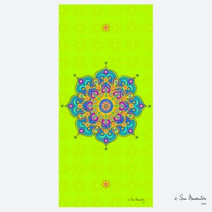 Könnte beinhalten: Eine hellgrüne Yogamatte mit einem großen, farbenfrohen Mandala-Design in der Mitte. Das Mandala weist Farbtöne von Blau, Gelb und Rosa auf. Die Matte hat ein sich wiederholendes Blumenmuster und zwei kleine Sternmuster. Die Signatur des Künstlers befindet sich unten rechts.