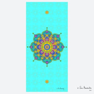 Könnte beinhalten: Eine türkisfarbene Yogamatte mit einem farbenfrohen Mandala-Design in Gelb, Blau, Rosa und Grün. Die Matte hat ein sich wiederholendes Blumenmuster und zwei kleine Sternausbrüche. Die Signatur des Künstlers befindet sich unten rechts.