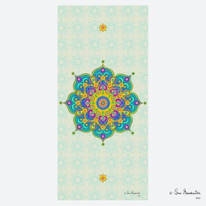 Könnte beinhalten: Eine Yogamatte mit einem lebendigen Mandala-Design. Das zentrale Mandala zeigt ein komplexes Muster aus Blau, Gelb, Rosa und Grün. Der Hintergrund ist ein helles Beige mit einem sich wiederholenden türkisfarbenen Blumenmuster. Die Matte hat eine rechteckige Form.