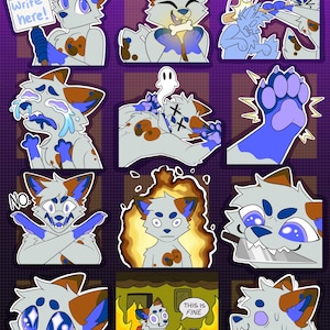 Op de afbeelding: Een set van negen digitale stickers met een cartoon-vos-personage in verschillende poses en uitdrukkingen. De vos is wit met bruine vlekken en blauwe accenten. De stickers bevatten de vos die een bord vasthoudt met de tekst "schrijf hier", huilt, een bot vasthoudt, in brand staat en meer.