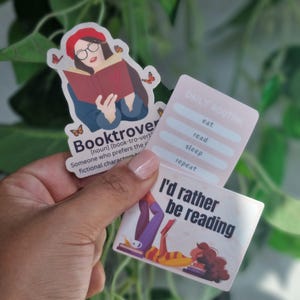 ブックトロバート ビニールステッカー読書好きのルーチンをテーマにしたビニールステッカーです。Kindle、Nook、Kobo、E-reader、ラップトップ用の手作りマット仕上げの耐水性ステッカーです。