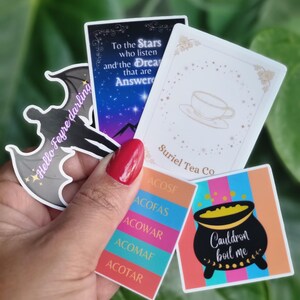 ビニールACOTARインスパイアステッカー - 本好き向けステッカー、キンドルガーリー、本好きなガール向け、リサンドステッカー、サリエルティー、To the Stars Who Listen