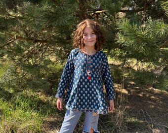 Blusa de algodón azul oscuro con estampado floral, estilo vintage de los años 90, para niñas de 9 a 10 años.