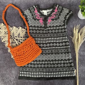 Robe enfant en tricot vintage des années 90 : impression géométrique et broderie, cadeau sac au crochet