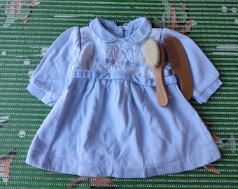 Vestido azul de algodón para bebé niña estilo años 90 con ositos de peluche, cepillo y peine.