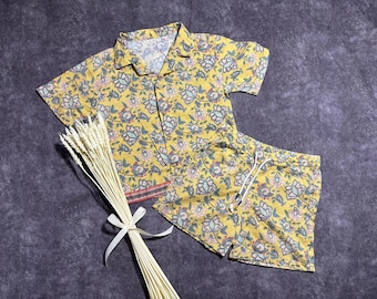 Traje de verano vintage de los años 90 para niños: camisa y pantalones cortos con estampado hawaiano para niña/niño (6-7 años).