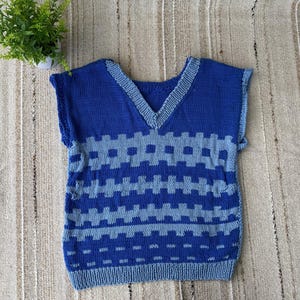 Chaleco de punto azul cálido para niños, estilo vintage de los años 90, con estampado geométrico, para niños de 5 a 6 años.