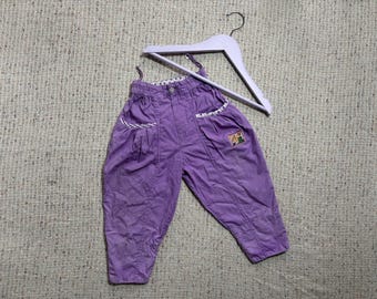 Calça infantil vintage dos anos 90, roxa com aplicações e estampa de bolinhas, para meninas de 1 ano.
