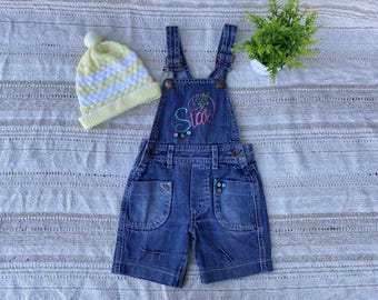 ヴィンテージ90年代風刺繍入りデニムロンパースとニット帽（12～18ヶ月）