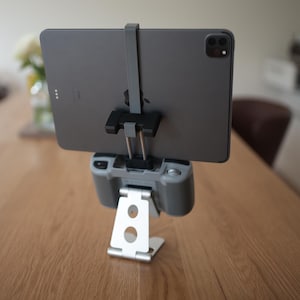 Könnte beinhalten: Rustikales Holzschild mit dem weißen Schriftzug "Welcome to our home". Das Schild hat ein verwittertes Finish und ein schlichtes, einladendes Design.