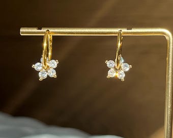 Boucles d'oreilles délicates en forme de fleur en or, jolies boucles d'oreilles princesse avec pendentifs fleur et zirconiums plaqués or véritable 14 carats, créoles en acier inoxydable
