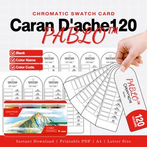 Könnte beinhalten: Eine druckbare chromatische Farbmusterkarte für Caran d'Ache 120 Pablo Buntstifte. Das Set enthält eine Metalldose mit einer Bergillustration und mehrere weiße, etikettenförmige Blätter mit Farbnamen, Codes und leeren Feldern zum Testen.