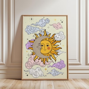 Könnte beinhalten: Eine Illustration im Vintage-Stil einer Sonne und eines Mondes mit einem Gesicht auf jedem. Die Sonne ist gelb und der Mond ist grau. Der Hintergrund ist hellgelb mit Wolken in Blautönen, Rosa und Lila. Es gibt auch kleine Sterne, die über das gesamte Bild verteilt sind.