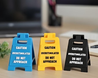 Señal de precaución: "Sobreestimulado, no acercarse al escritorio": regalo de oficina impreso en 3D para introvertidos