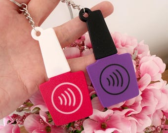 Llavero NFC con forma de botella de esmalte de uñas: Tarjeta de presentación digital para técnicos de uñas