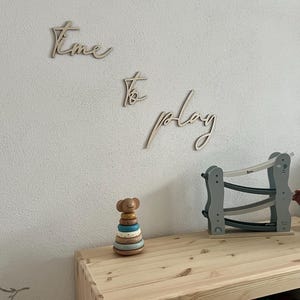 tiempo para jugar dicho de madera, letrero de madera, decoración de la habitación de los niños, habitación del bebé, decoración de la pared, tatuaje de la pared, letras de madera, rincón de juego, Jugar a los salvajes