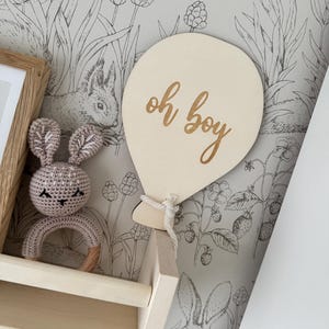 Ballon en bois avec nom, plaque signalétique, cadeau de naissance, faire-part de naissance, ballon avec lettre initiale, plaque de porte, oh boy