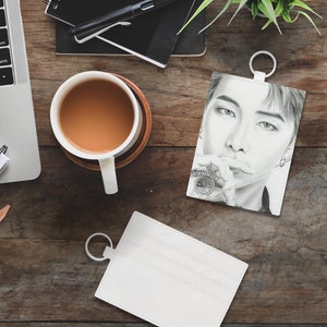 Cartera con tarjetero, impresión artística de fan de Kim Namjoon de RM de BTS, logotipo con diseño de corazón en forma de dedo, llavero de metal, productos de Kpop, billetera minimalista delgada, porta identificación