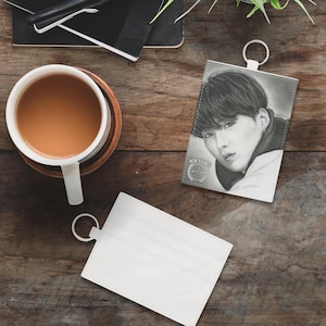 Kartenhalter Brieftasche, BTS SUGA Fan Kunstdruck, Finger Herz Design Logo, Metall Schlüsselring, Kpop Merch, schlanke Brieftasche, Minimalistische Brieftasche, Ausweishalter