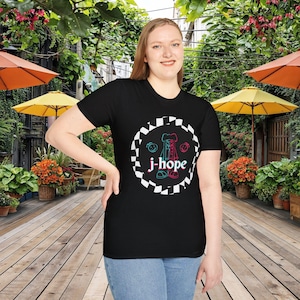 BTS j-hope JITB Jack In The Box Unisex Softstyle T-shirt rosa e blu a scacchi, Outfit Concert Merch, Camicia militare, T-shirt J-hope Bias Tee