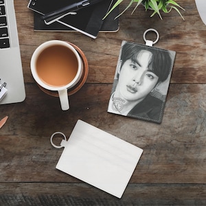 Cartera con tarjetero, impresión artística de fan de BTS Jin Kim Seokjin, logotipo con diseño de corazón de dedo, llavero de metal, billetera minimalista delgada de merchandising de Kpop, porta identificación