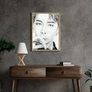 Satin / Archival Matte Poster BTS RM Kim Namjoon Druck von originalem Fanart Geschenk Armee Freund Familie Wand Kunst Dekor handgezeichnetes Kohle Portrait