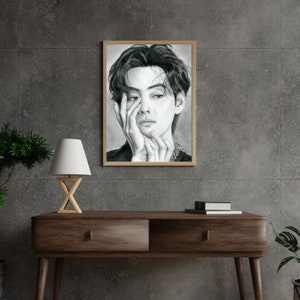 Satin / Archival Matte Poster BTS V Kim Taehyung Druck von original fanart Geschenk Armee Freund Familie Wand Kunst Dekor handgezeichnetes Kohle Portrait