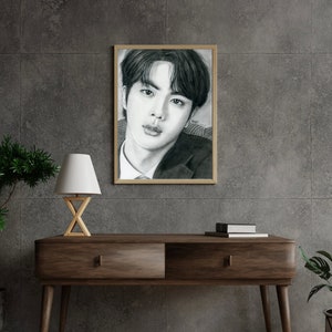 Satin / Archival Matte Poster Jin Kim Seokjin Druck von original fanart Geschenk Armee Freund Familie Wand Kunst Dekor handgezeichnetes Kohle Portrait
