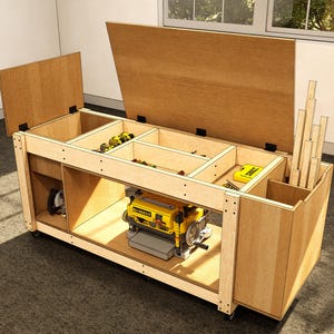 Könnte beinhalten: Eine Werkbank aus Holz mit mehreren Fächern und einem Klappdeckel. Die Werkbank verfügt über einen gelben Hobel, verschiedene Werkzeuge und einen Stauraum für Holz. Das Gerät ist auf Rädern für einfache Mobilität.