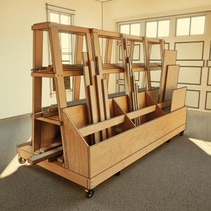 Op de afbeelding: Een houten houtopslagwagen met meerdere compartimenten en planken. De wagen is gevuld met verschillende maten houten planken en planken. De wagen heeft wielen voor gemakkelijke mobiliteit en is ontworpen voor werkplaats- of bouwgebruik.