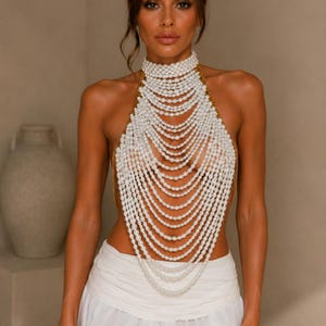 Pärltopp med halterneck, iögonfallande pärlkedja, lyxig brudtopp, festivaloutfit, resortkläder, sjöjungfrumode, handgjorda smycken