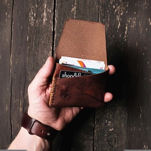 Kundenspezifische Minimale Lederbrieftasche, handgemachte personalisierte Lederbrieftasche, graviertes benutzerdefiniertes Jubiläumsgeschenk für Mann-Frau-Männer Papa Mama