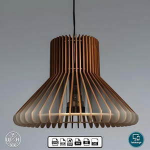 Op de afbeelding: Een houten hanglamp met een geometrisch ontwerp. De lamp is gemaakt van dunne stroken hout die in een cirkelvormig patroon zijn gerangschikt. De lamp wordt aan het plafond gehangen met een zwart snoer.