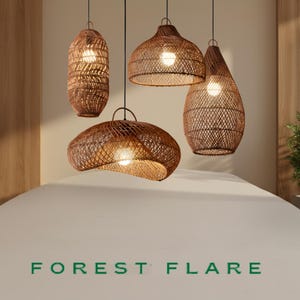 Peut inclure: Quatre suspensions en rotin tressé marron de formes variées sont suspendues au plafond. Chaque luminaire est équipé d'une ampoule, illuminant le motif tressé. Le texte "FOREST FLARE" est affiché en vert en bas de l'image.