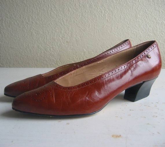 vintage shoes / etienne aigner pumps / spectator pumps / 7M | Etsy