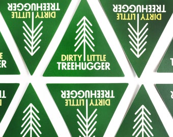 Dirty Little Treehugger 3" triángulo vinilo pegatina, pegatinas de ordenador portátil, pegatinas de teléfono, pegatina activista, pegatina lindo parachoques, regalo para los hippies