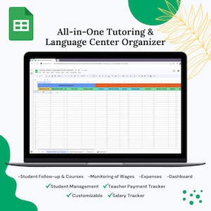 Op de afbeelding: Een laptopscherm dat een Google Sheet toont met de titel "Tutoring Centre & Language Centre Organiser". De sheet is georganiseerd in kolommen met koppen zoals "Registratienummer", "Volledige naam", "Telefoonnummer", "Maandelijkse kosten" en "Docent". De sheet wordt gebruikt om studenteninformatie en betalingen bij te houden. De tekst onder het laptopscherm luidt "Studenten follow-up & Cursussen", "Monitoring van salarissen", "Uitgaven", "Dashboard", "Studentenbeheer", "Docentbetalingsvolger", "Aanpasbaar" en "Salarisvolger".