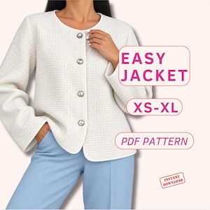 Puede incluir: Una chaqueta texturizada de color crema con cuello redondo y cuatro botones plateados. El texto en la imagen dice: EASY JACKET, XS-XL, PDF PATTERN e INSTANT DOWNLOAD. La chaqueta se combina con pantalones de color azul claro.