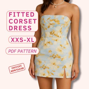 Könnte beinhalten: Hellblaues trägerloses, eng anliegendes Korsettkleid mit einem Blumenmuster in Gelb und Weiß. Das Kleid hat einen Schlitz vorne und ist mit "FITTED CORSET DRESS" und "XXS-XL" beschriftet. Das Bild enthält auch den Text "PDF PATTERN" und "INSTANT DOWNLOAD".