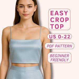Könnte beinhalten: Hellblaues Crop-Top mit dünnen Trägern. Das Oberteil ist Teil eines Sets und wird mit passenden Hosen kombiniert. Der Text auf dem Bild lautet "EASY CROP TOP", "US 0-22", "PDF PATTERN" und "BEGINNER FRIENDLY".